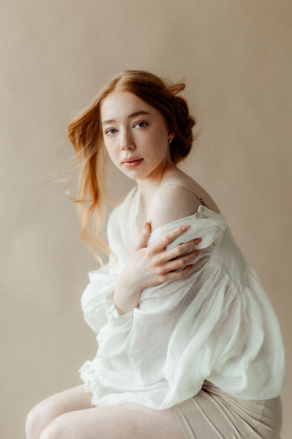 Romanttinen boudoir-kuvaus, jossa asiakas ilmentää itsensä rakastamisen ja kauneuden korostamista. Kuvassa näkyy pehmeitä valoja ja intiimiä
