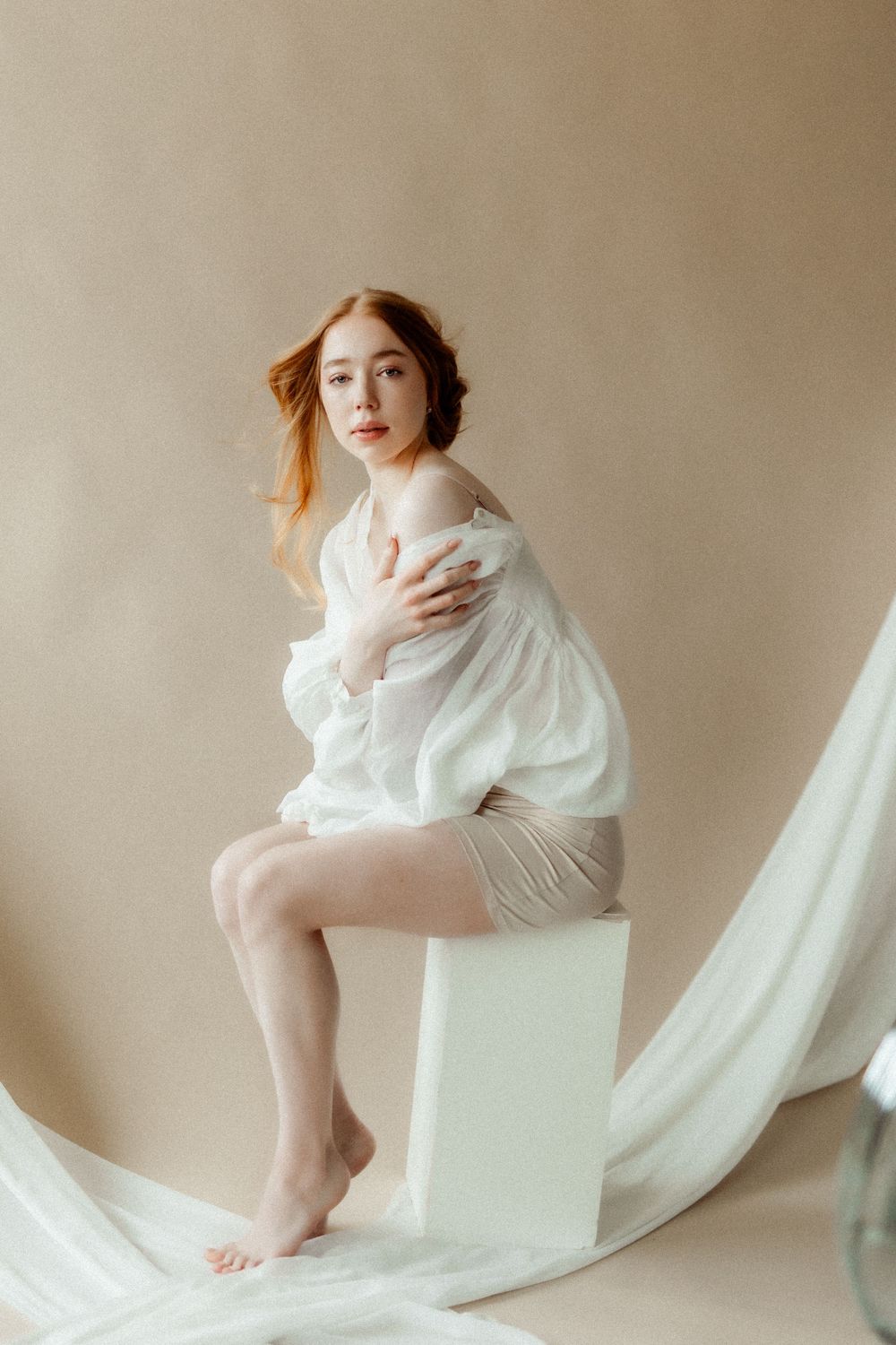 Romanttinen boudoir-kuvaus, jossa asiakas ilmentää itsensä rakastamisen ja kauneuden korostamista. Kuvassa näkyy pehmeitä valoja ja intiimiä