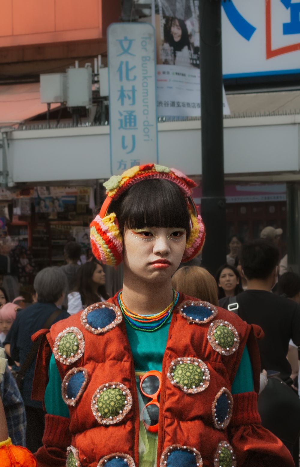 Japanese portrait street photography of woman in Tokyo.