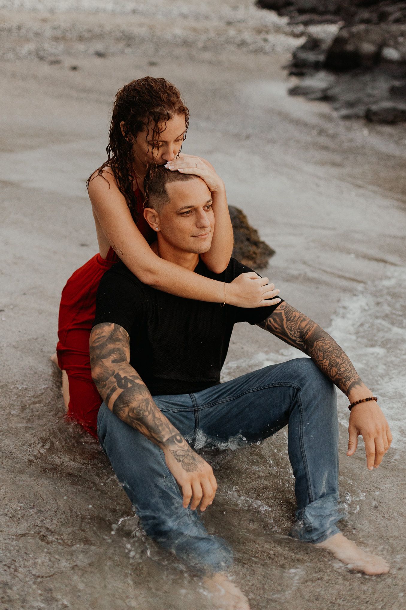 photo de couple romantique sur la plage aux sables d'olonne