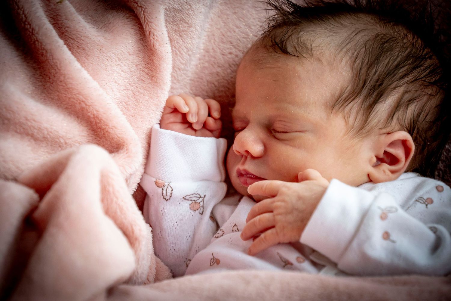 eleanor barry photography newborn waterford munster baby asleep in bouncer pink blanket