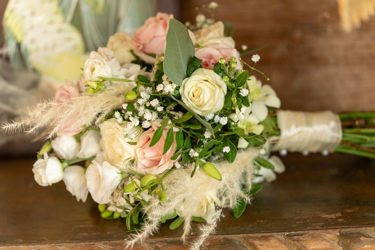 An elegant bridal bouquet with cream and pink roses, baby's breath, and greenery wrapped in white ribbon.
φωτογραφος Χαλκιδα