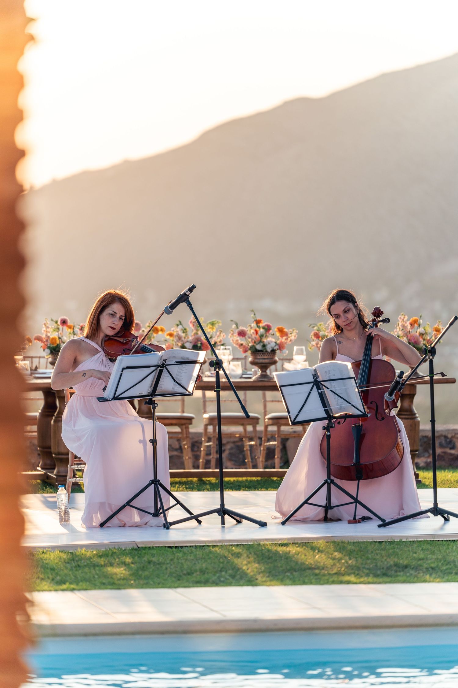 Classical musicians performing outdoors during golden hour by a swimming pool.
Φωτογραφος γάμου χαλκιδα