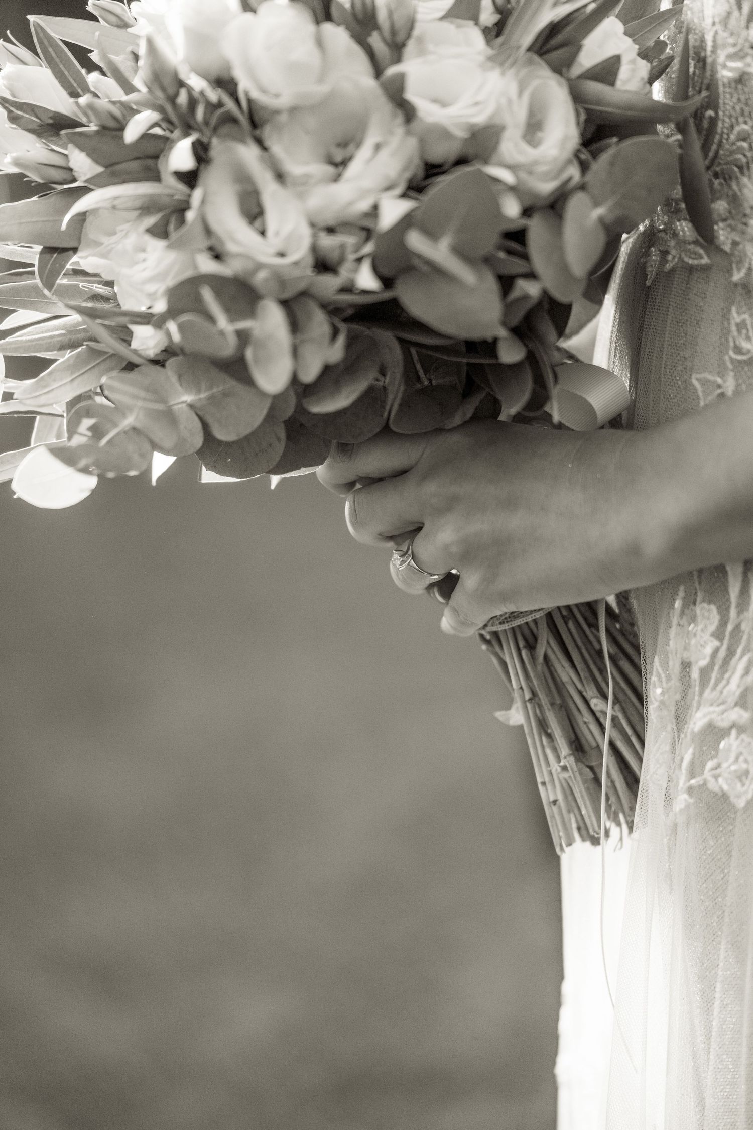 Close-up of wedding bouquet with white roses and mixed flowers in black and white. φωτογράφος γάμου Ελλάδα.
