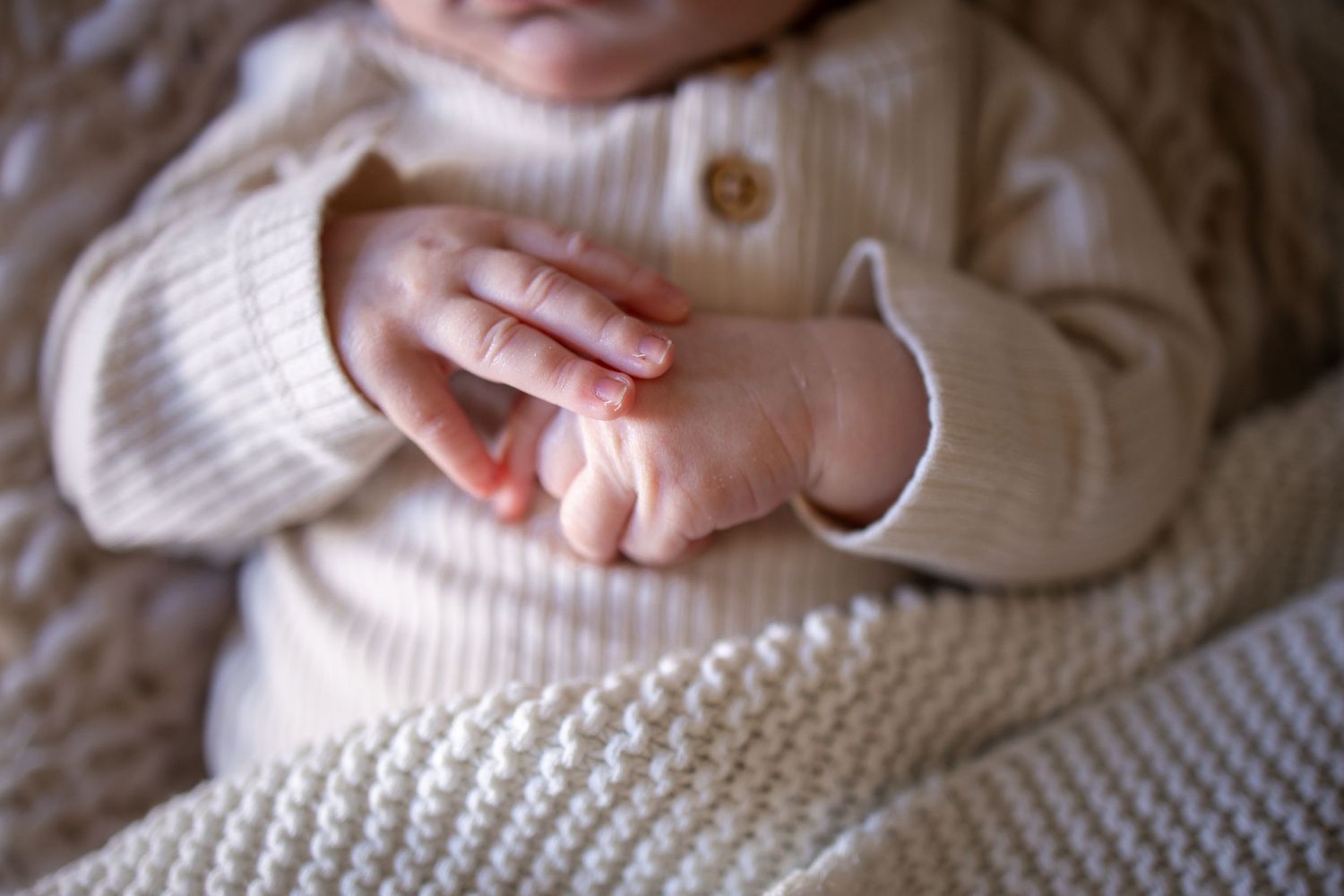 Springfield IL Newborn Photographer captures close up of newborn hands and fingers during a lifestyle newborn session