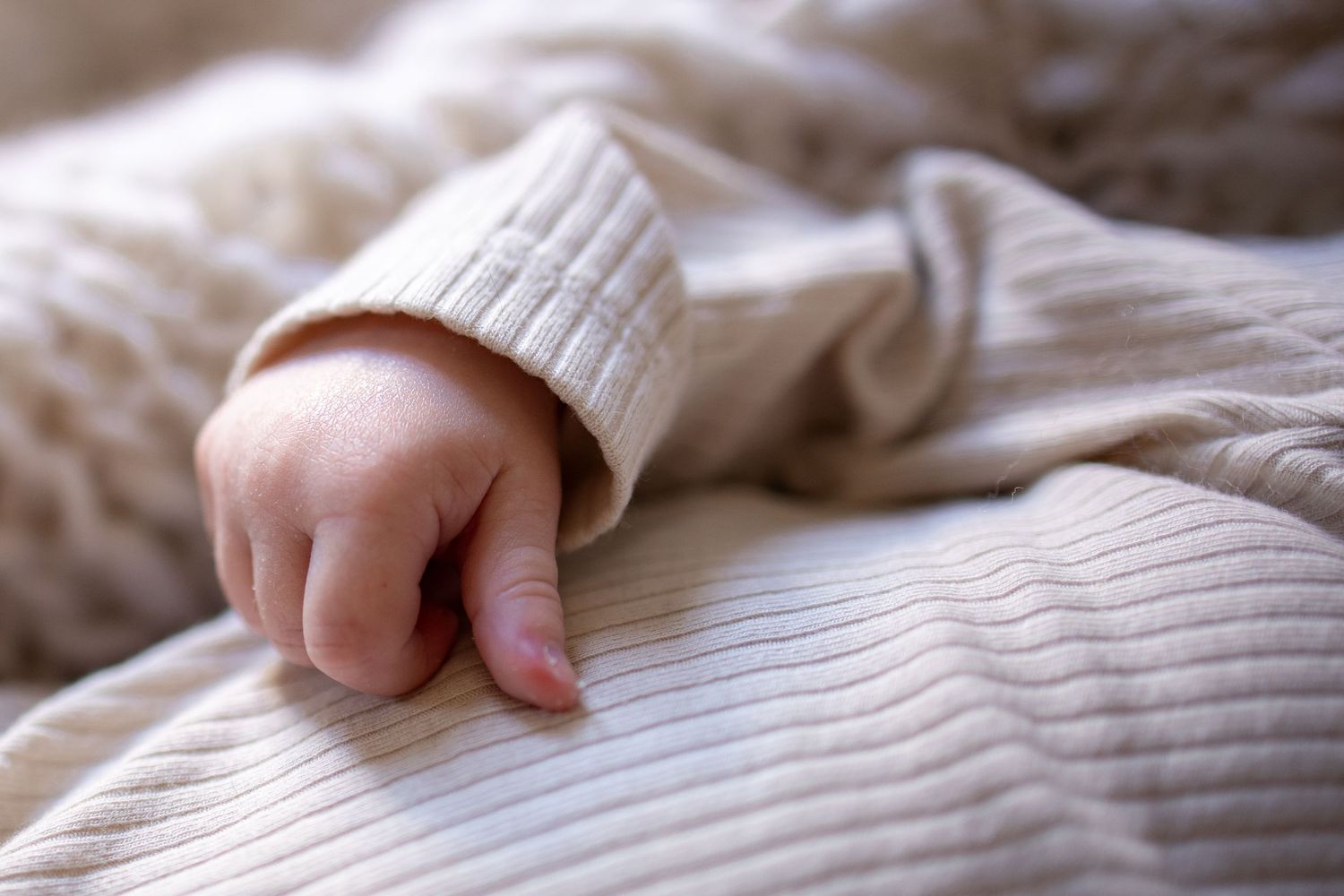 Springfield, IL Newborn Photographer captures a close up of a newborn's hand during a lifestyle newborn session in Central, IL