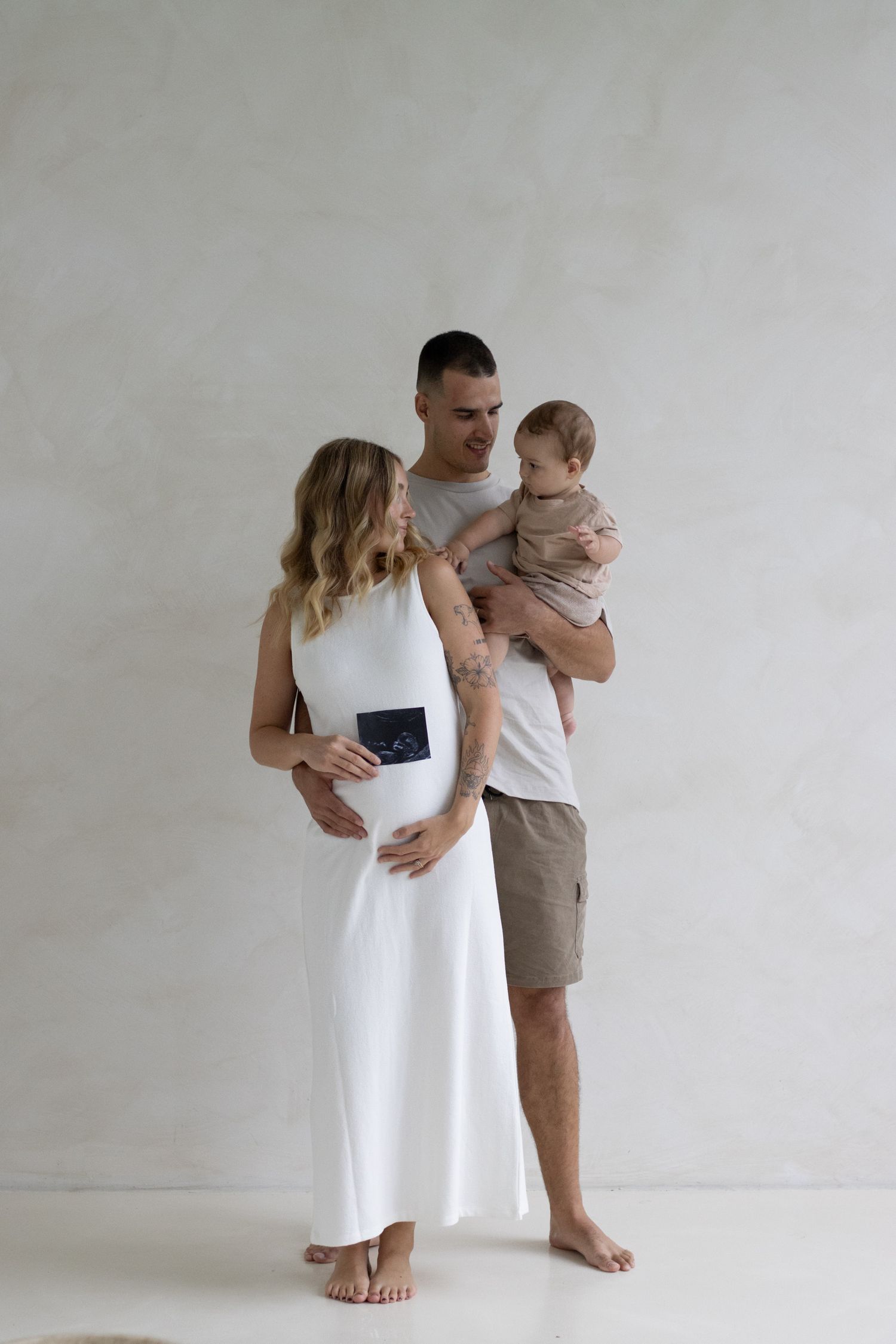 Family photo, family session, Pregnancy announcement, Family shoot, Naveh Photography, Beige, Aesthetic, minimal, style inspo