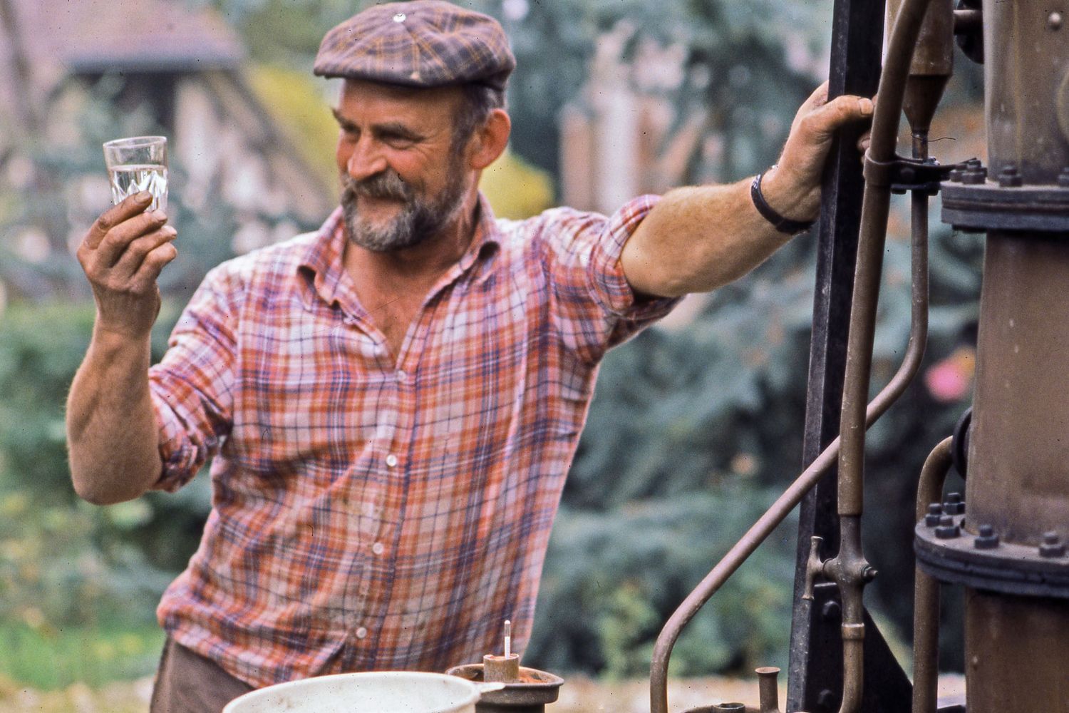 Artisan observant un verre sur un chantier – reportage photo savoir-faire et transmission