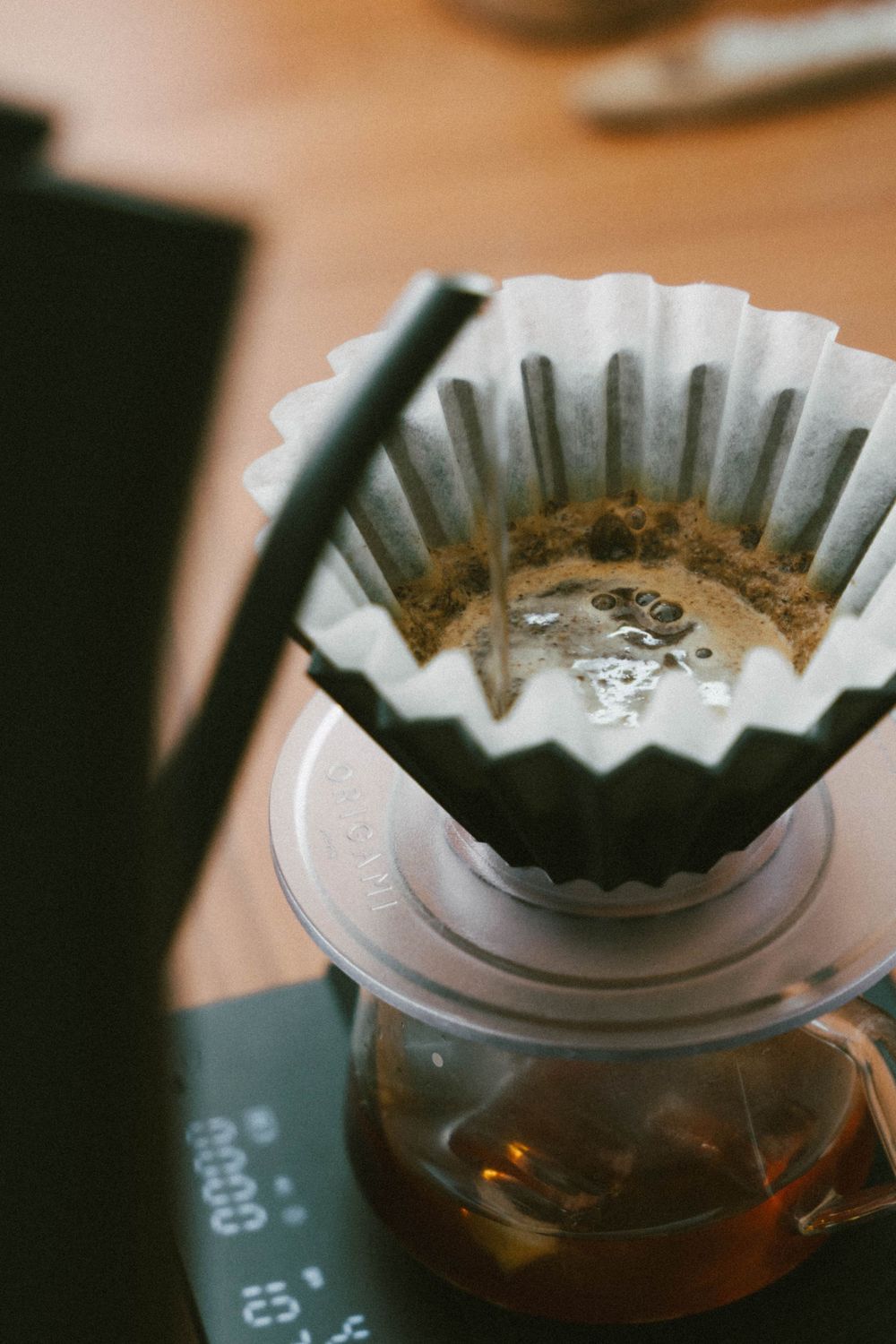 Gros plan d'un café avec filtre humide et marc sur une carafe en verre sur une balance. photo prise par la meilleure photographe du var