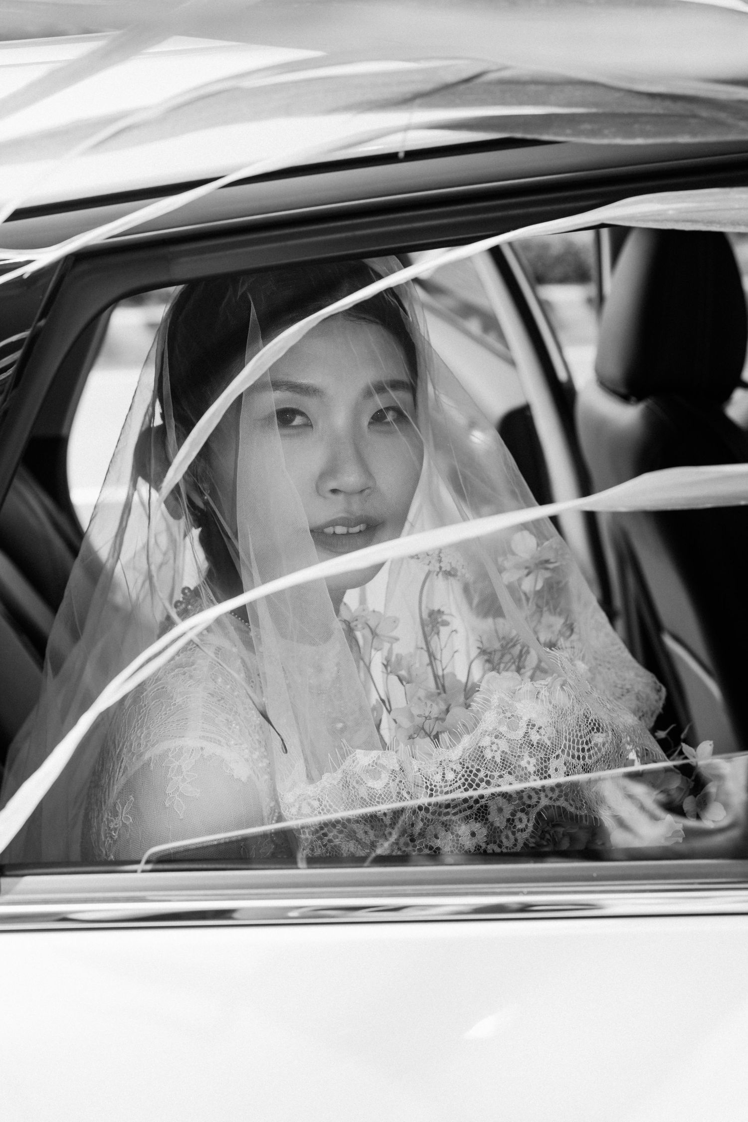 婚禮攝影價格為什麼差這麼多？本篇渴望影像帶你解析婚攝價差原因，從公司團隊與經營體系、人力配置、設備條件到攝影師經驗、現場判斷與影像風格，完整說明影響婚禮攝影價格的關鍵因素。透過實際觀點，幫助新人理解不同婚攝方案的差異，找到適合自己的婚禮攝影選擇，留下兼具質感與情感的影像紀錄。