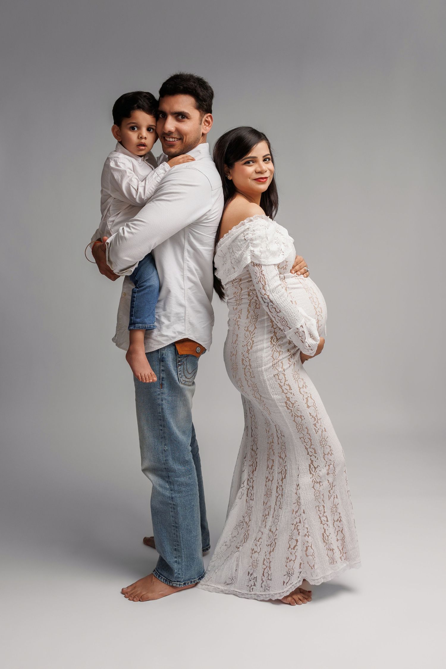 Chicago luxury maternity photography session showcasing elegant studio maternity portraits. Fine art maternity images for modern expecting m