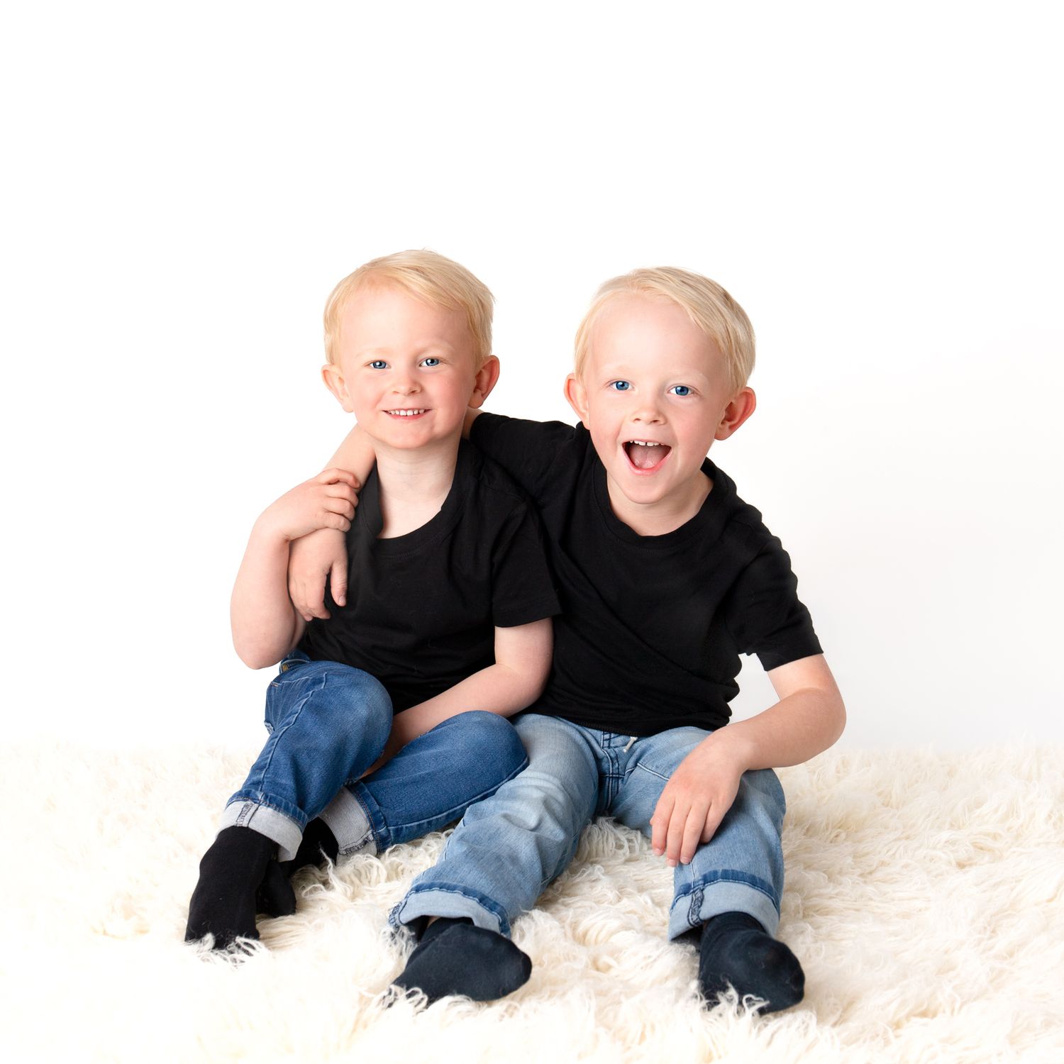 Syskonfotografering. Fotograf Maria Lantz. Fotostudio i Trekanten, Kalmar, Småland.