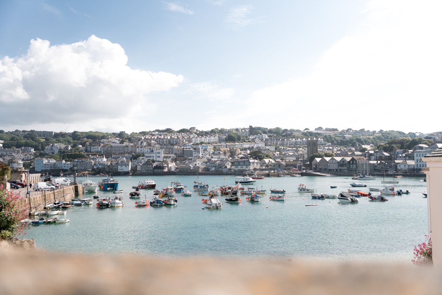port de saint-yves avec ses bateaux dans les cornouailles en angleterre