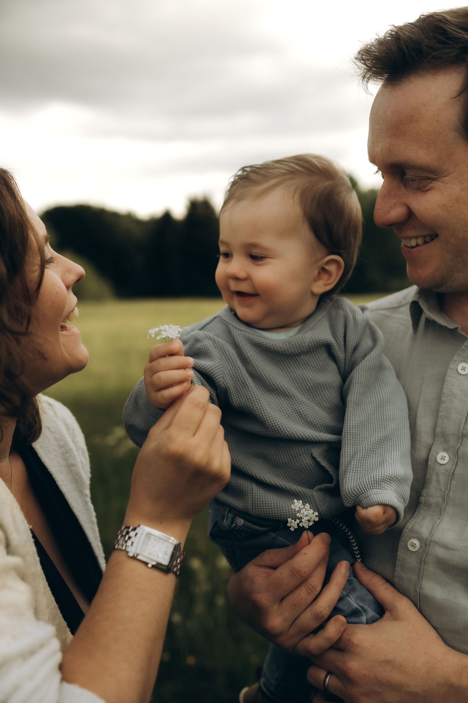 Outdoor family session Stockholm | relaxed documentary family photos in nature