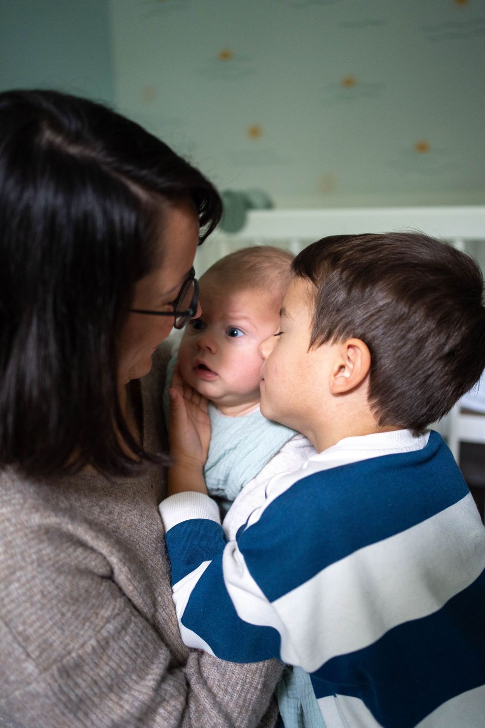 Tendre calin entre deux frères avec leur maman, Poissy