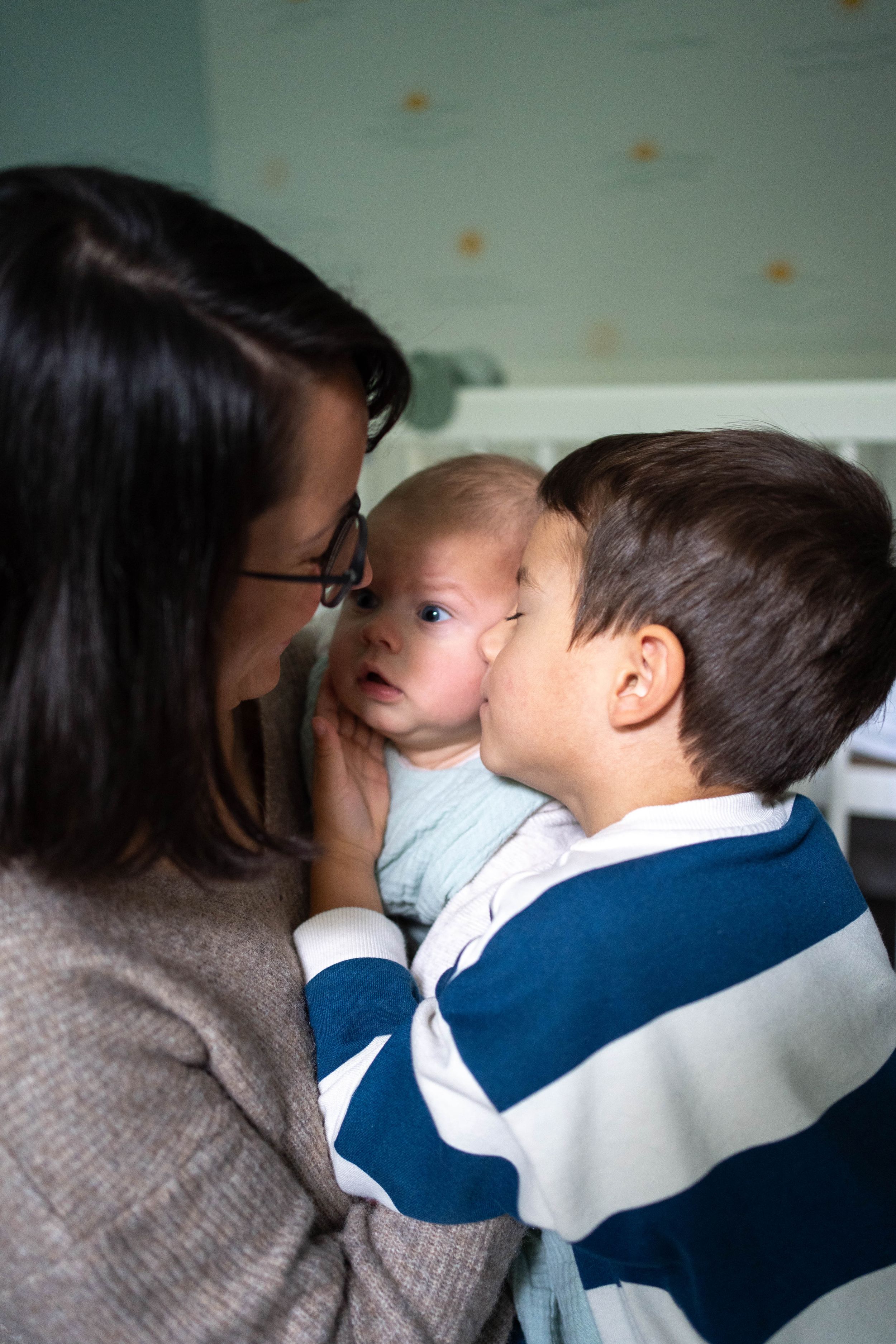 Tendre calin entre deux frères avec leur maman, Poissy