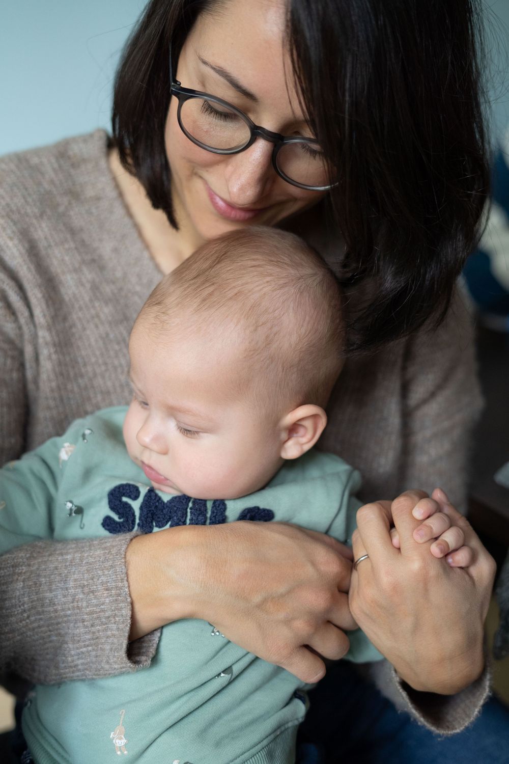 maman-bebe-bras-poissy.jpg Une maman enserre tendrement son bébé dans ses bras à Poissy. Moment de douceur entre une maman et son bébé.