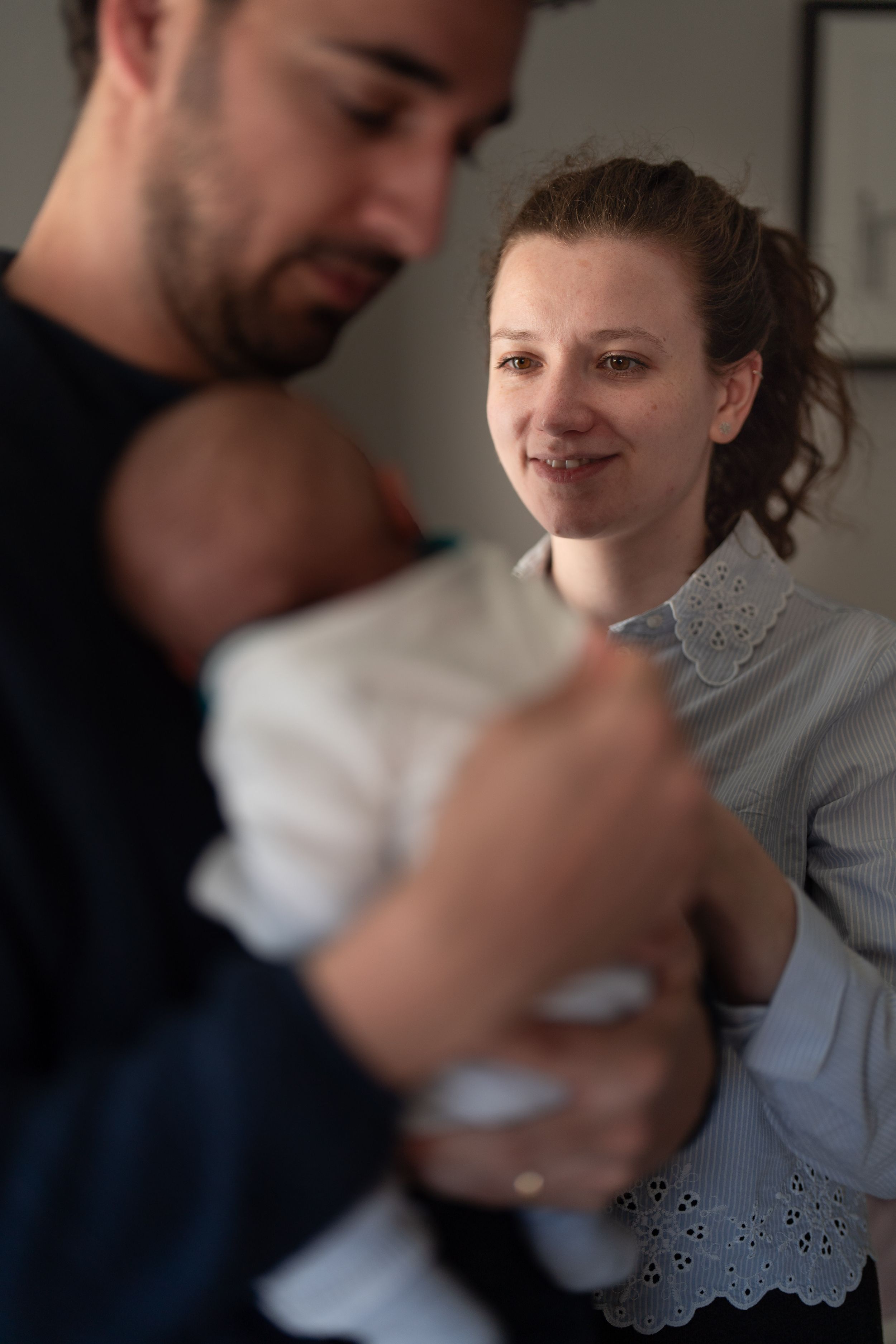 maman-enfant-tendresse-londres.jpg. Une maman regarde tendrement son enfant à Londres. Moment de complicité entre une mère et son enfant.