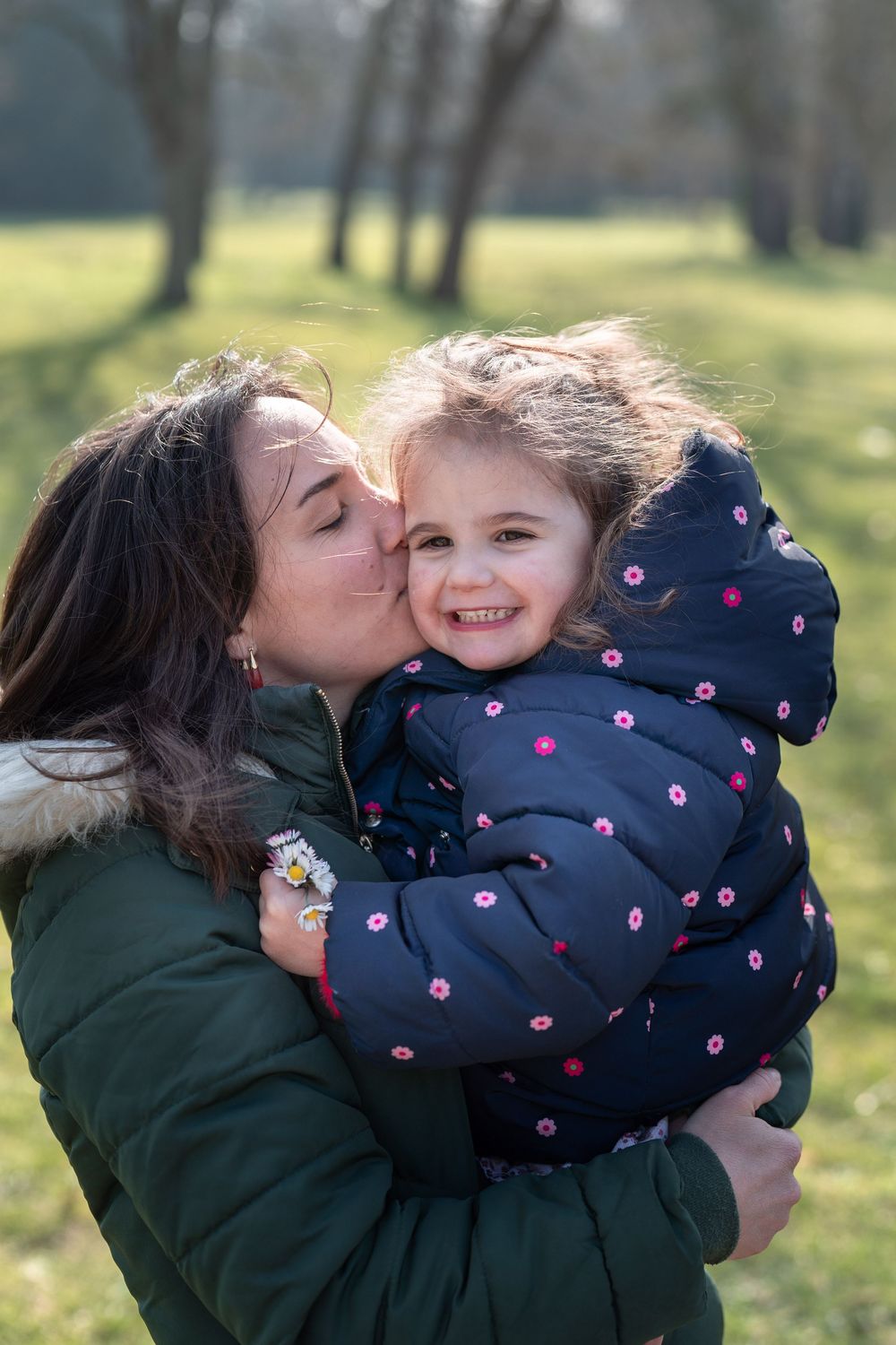 Petite fille et sa maman qui l'embrasse à Rueil-Malmaison