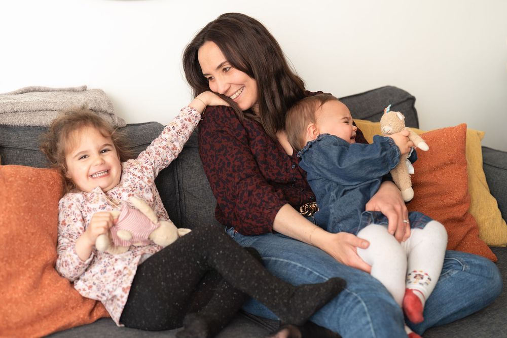 famille-rueil-malmaison-maman-enfants-rire-pleur.jpg
Gros plan sur les deux filles, l’une riant, l’autre pleurant
Authenticité