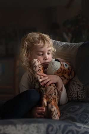 famille-saint-germain-en-laye-enfant-fenetre-calme.jpg
Enfant assis près de la fenêtre observant l’extérieur
Instant paisible et doux