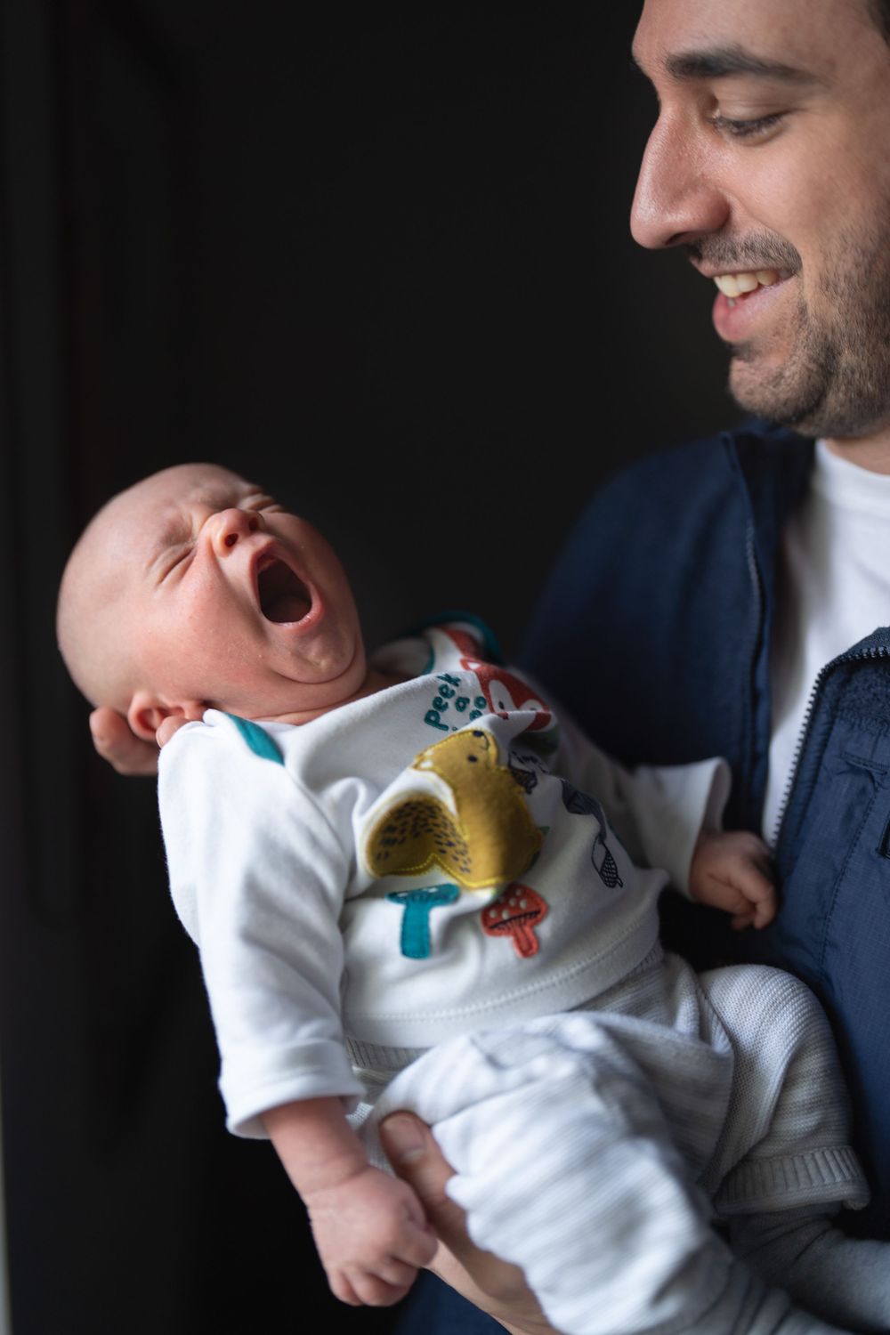 papa-enfant-tendresse-londres.jpg. Un papa regarde tendrement son enfant à Londres. Moment de complicité entre un père et son enfant.