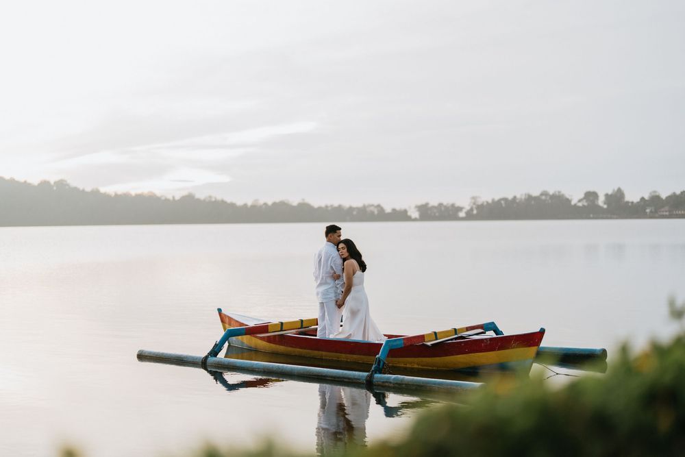 Scenic view of temple and boats on Lake Bratan in Bali.
