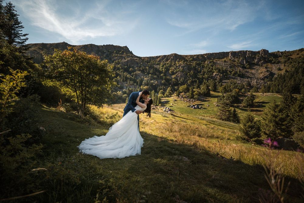 couple amoureux dans une prairie alsacienne