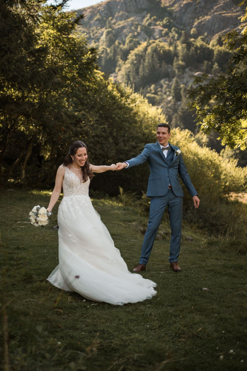 couple qui rit dans une prairie vosgienne