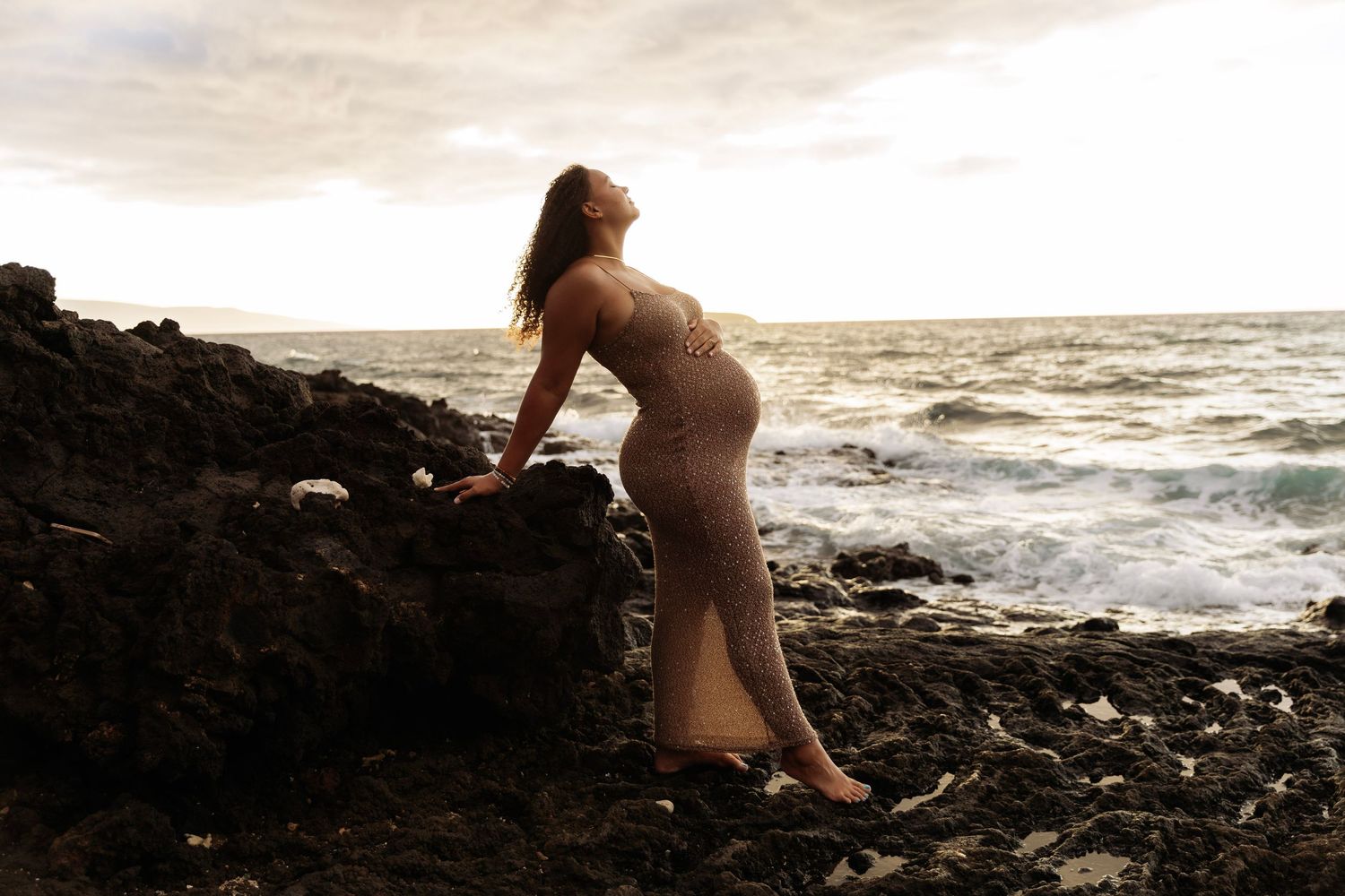 Travel maternity photography session on the beach