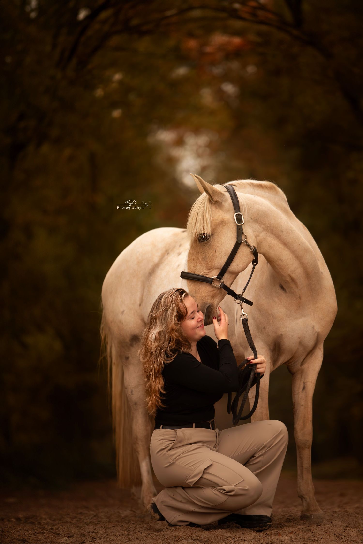 Romantische paardenportretten als resultaat van een paarden fotoshoot die de unieke band tussen mens en paard benadrukken