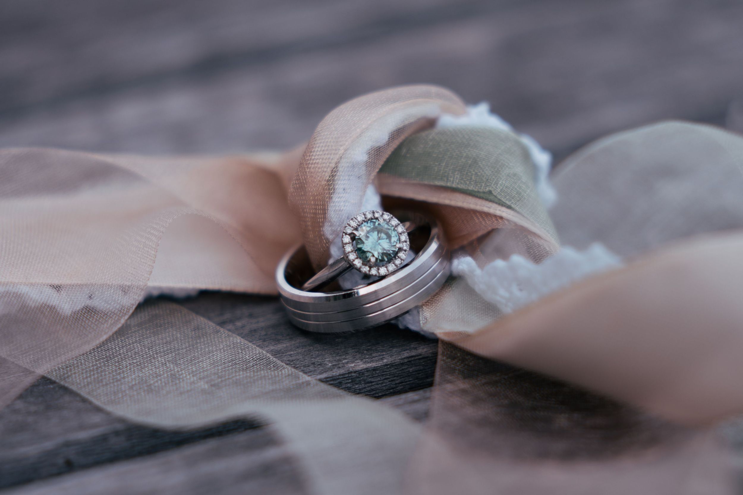 shooting photo mariage close-up bague émeraude