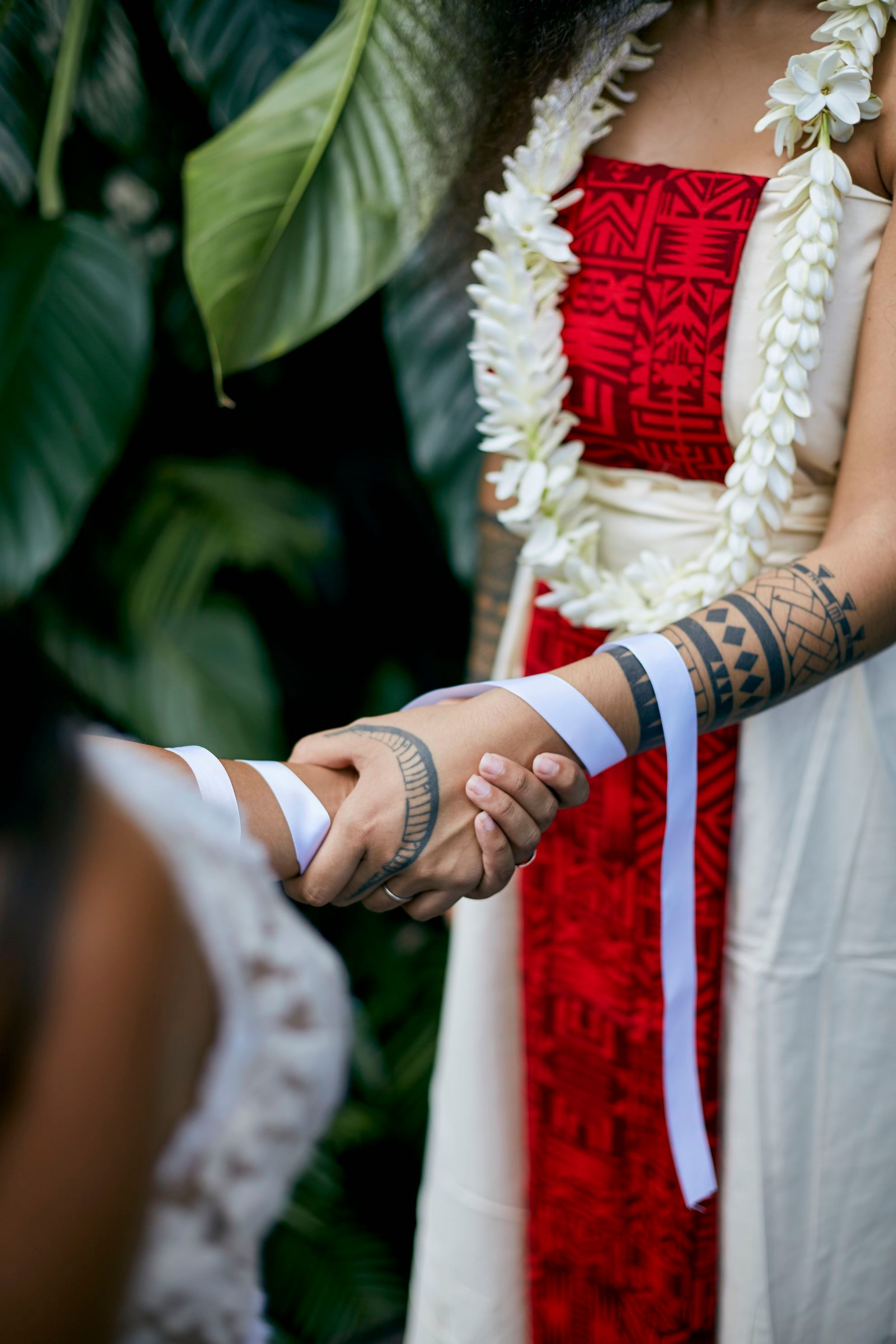 shooting photo mariage close-up union couple lesbian Polynesian portrait photography