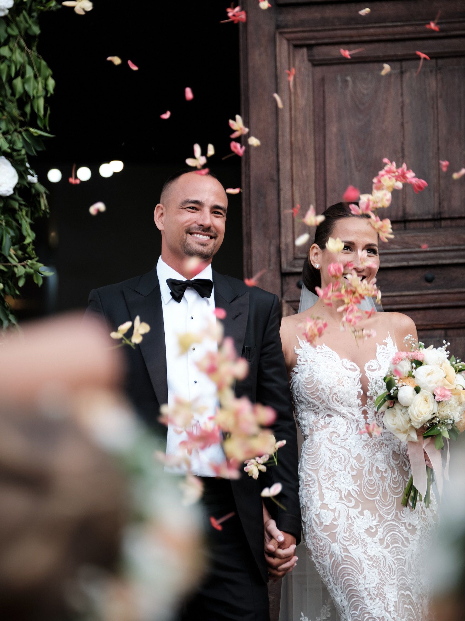 shooting photo mariage couple église fleurs Leiana Faugerat Yorick Dang