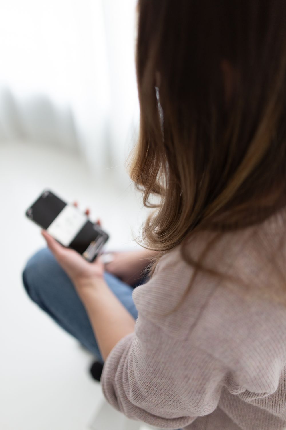 Nainen lukee kännykästä LinkedIniä
