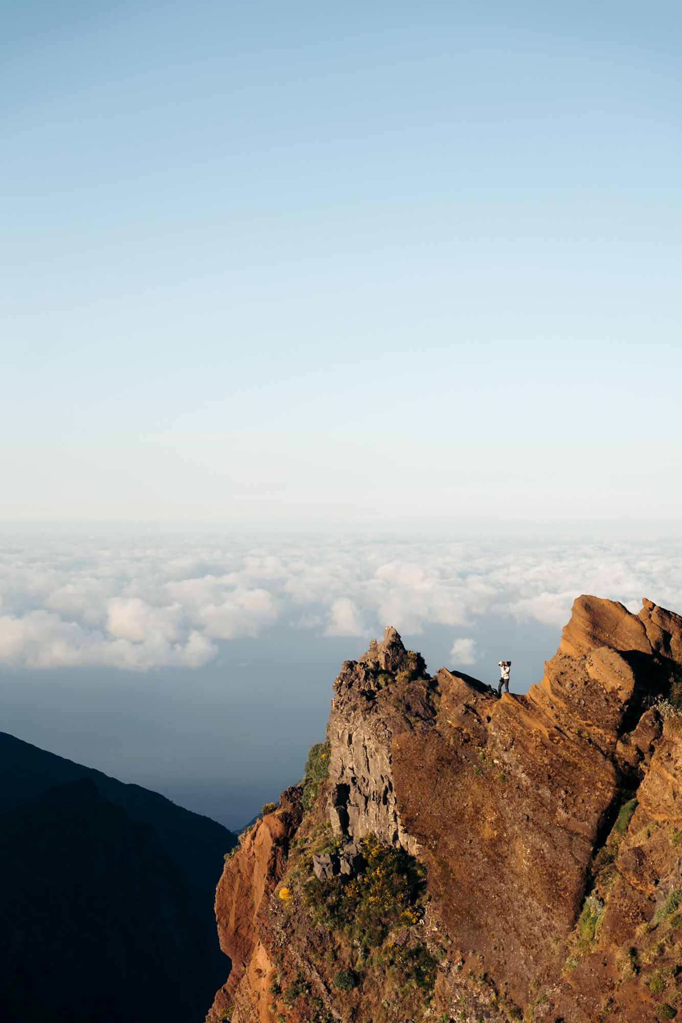 Au dessus de la mer de nuages au pico do ariero à Madère