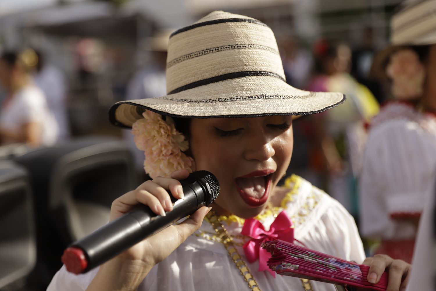mujer panameña con sombrero de panama