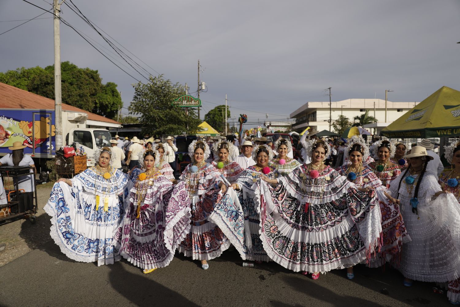 mujeres vestida con polleras posan para una foto durante el desfile de las mil polleras en panama