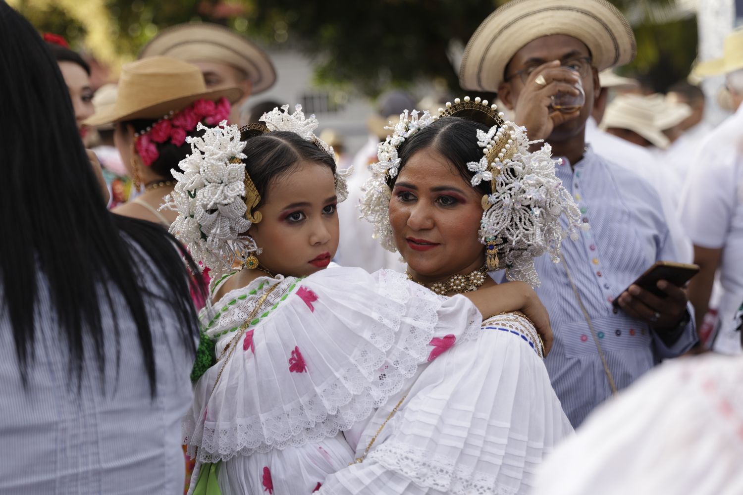 mamá e hija vestidas con la pollera panamaña
