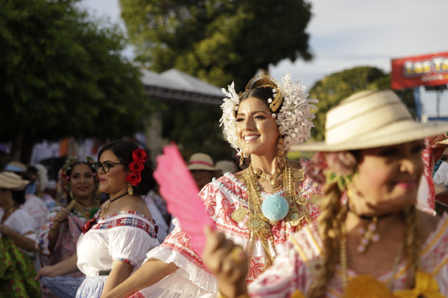 mujeres vestida con polleras baila durante el desfile de las mil polleras en panama