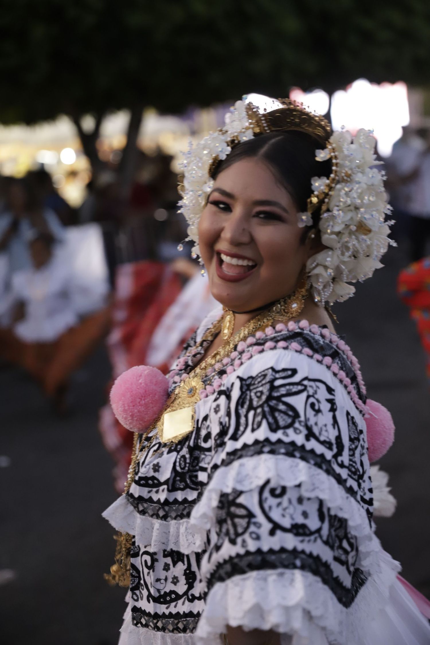 mujer vestida con polleras baila durante el desfile de las mil polleras en panama