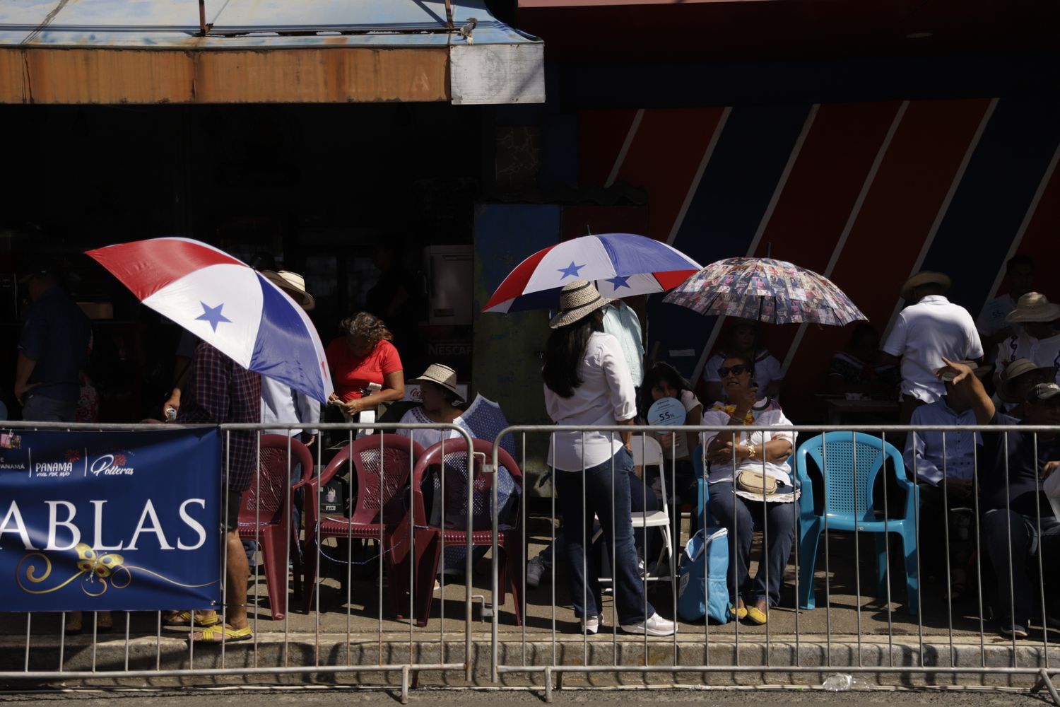 personas ven el desfile de las mil polleras en panama