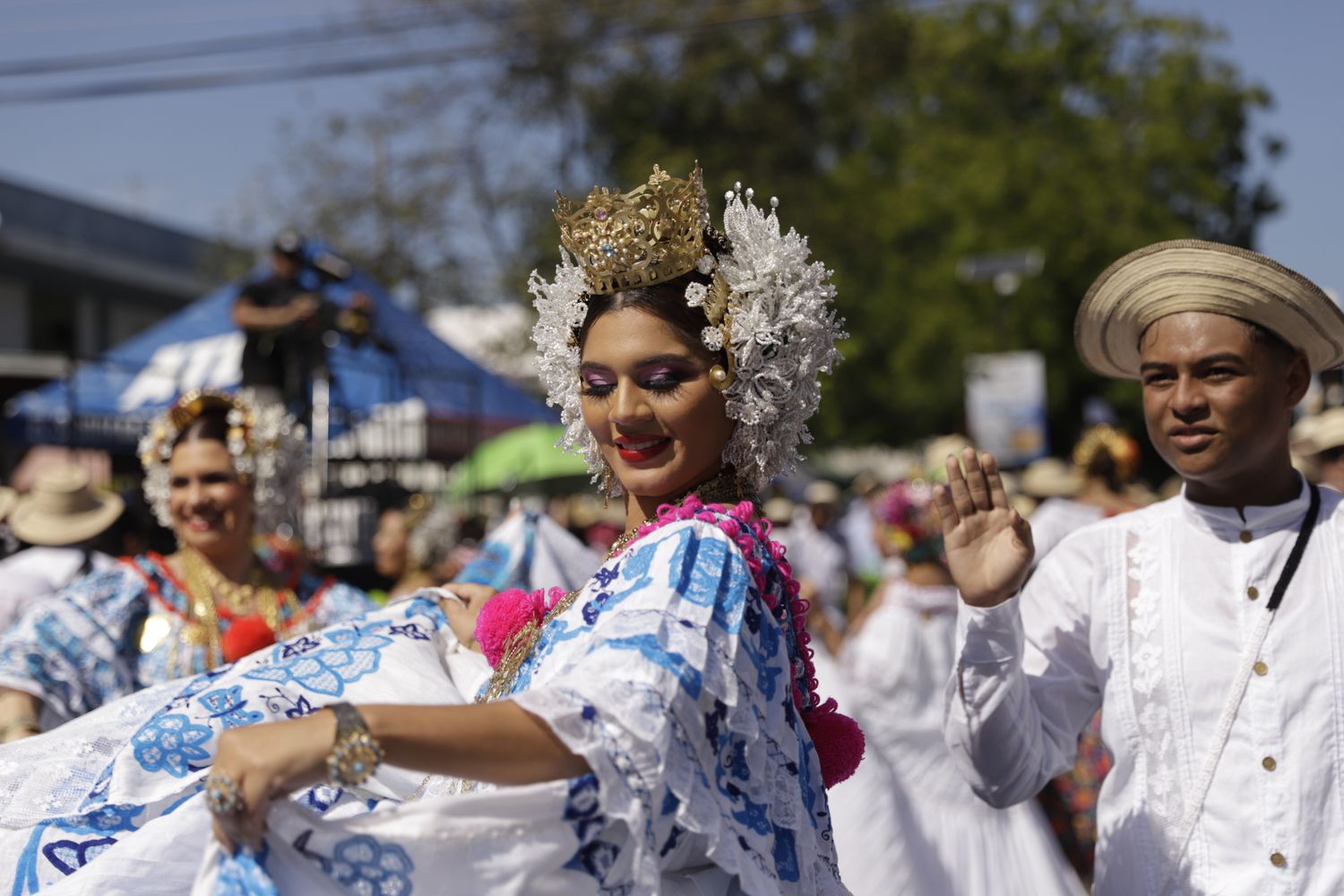 reina vestida con polleras baila durante el desfile de las mil polleras en panama