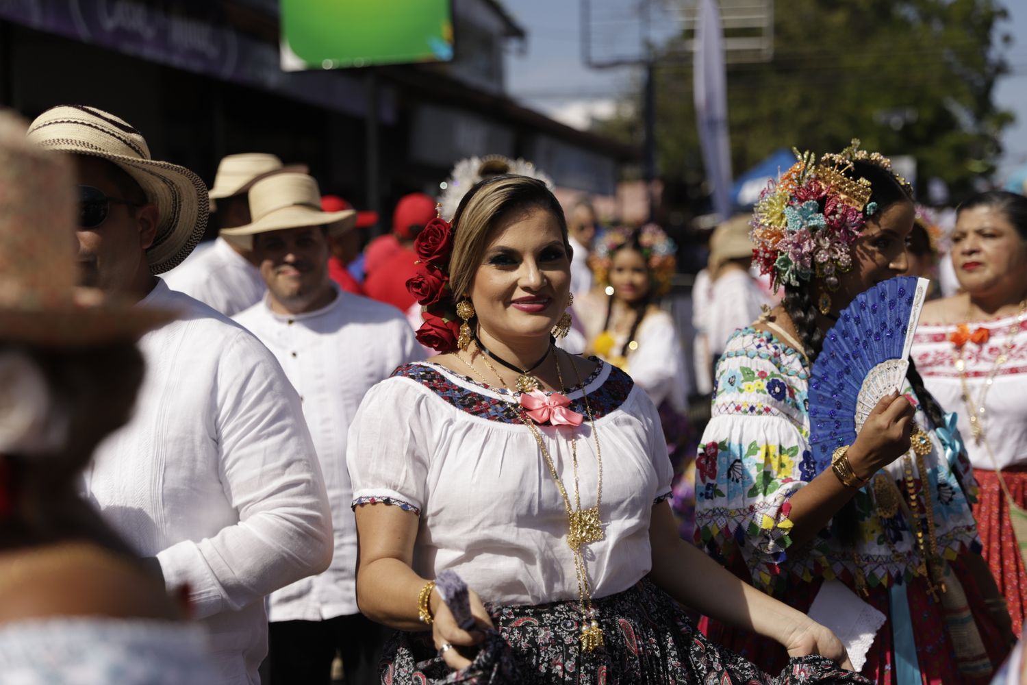 chica con camisola en el desfile de las mil polleras