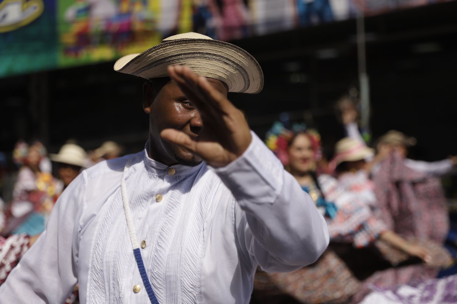 caballero con vestuario tipico de panama