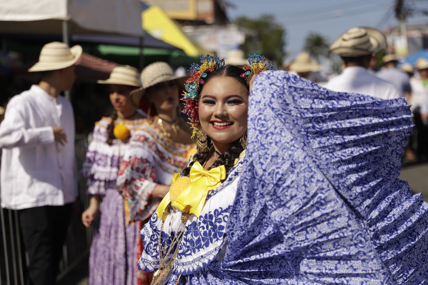 mujer vaila durante el desfile de las mil polleras