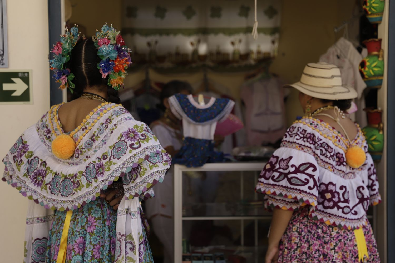 dos mujeres empolleradas miran articulos en una tienda en panama