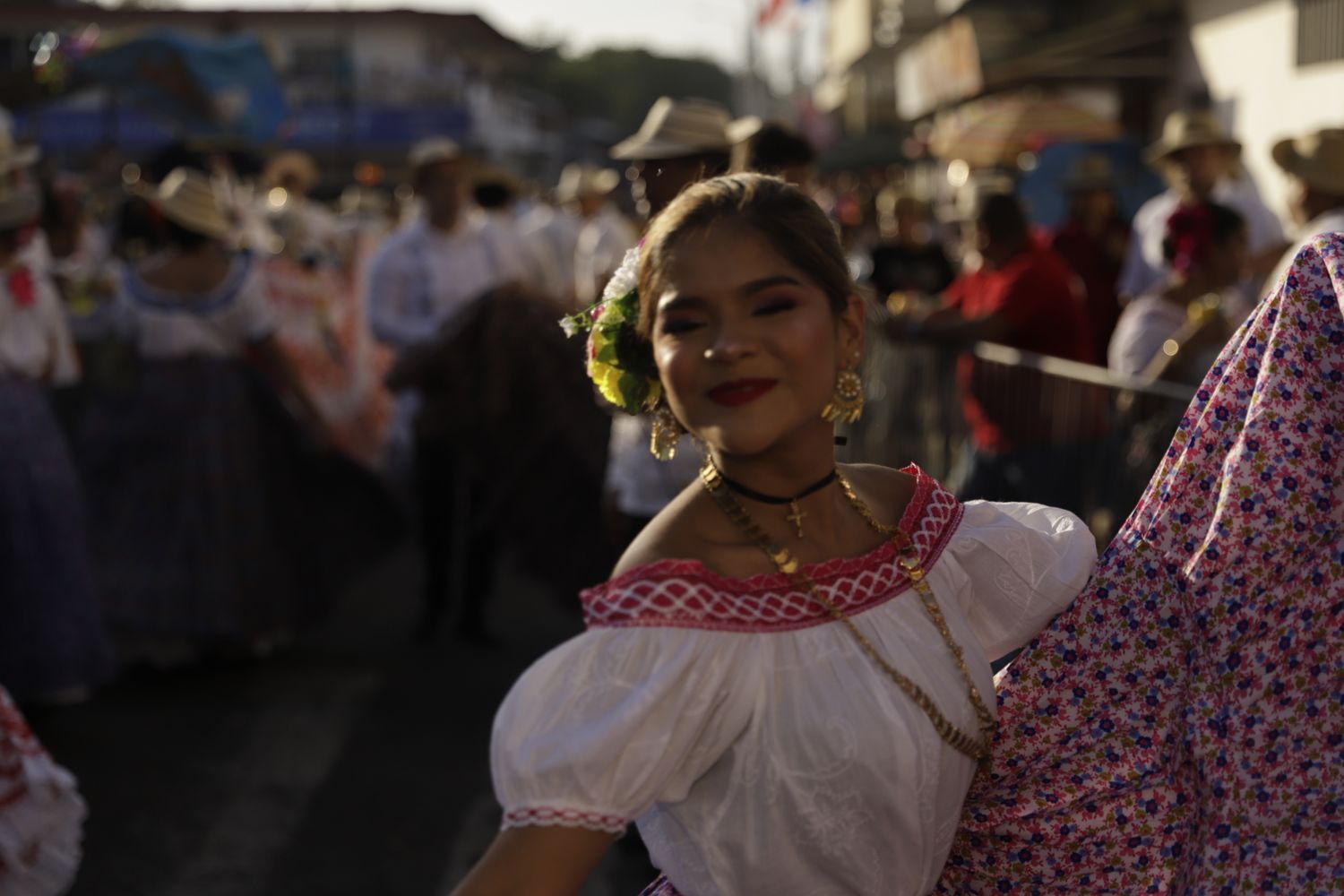 chica con camisola en el desfile de las mil polleras