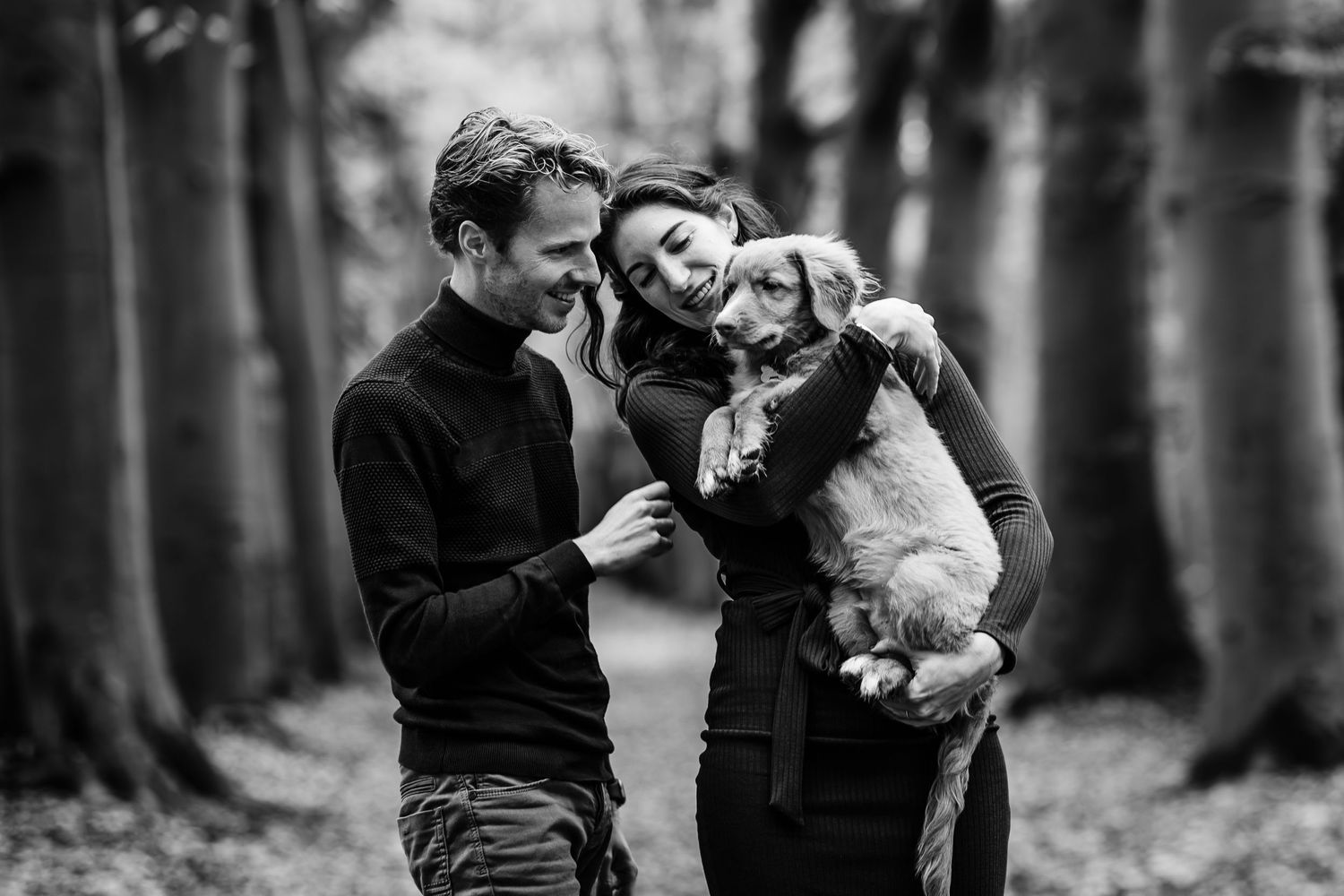 In deze blogpost neem ik je mee naar deze leuke fotoshoot in het bos van Oranjewoud, Friesland. Samen met dit leuke stel en hun hond Levi, e