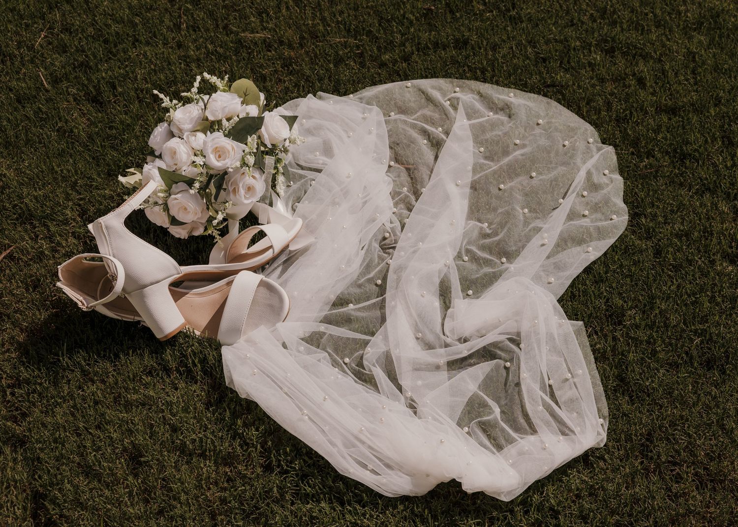 Wedding detail and floral moment photographed by Dahlhouse Images.